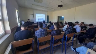 در اجرای بخشنامه HSE کلاس آموزشی (بیماری های واگیردار و پاندومی) توسط کارکنان دانشکده علوم پزشکی شهرستان خلخال به دانشجویان و کارکنان در آموزشکده پسران خلخال در هفته پدافند غیر عامل برگزار گردید.   2