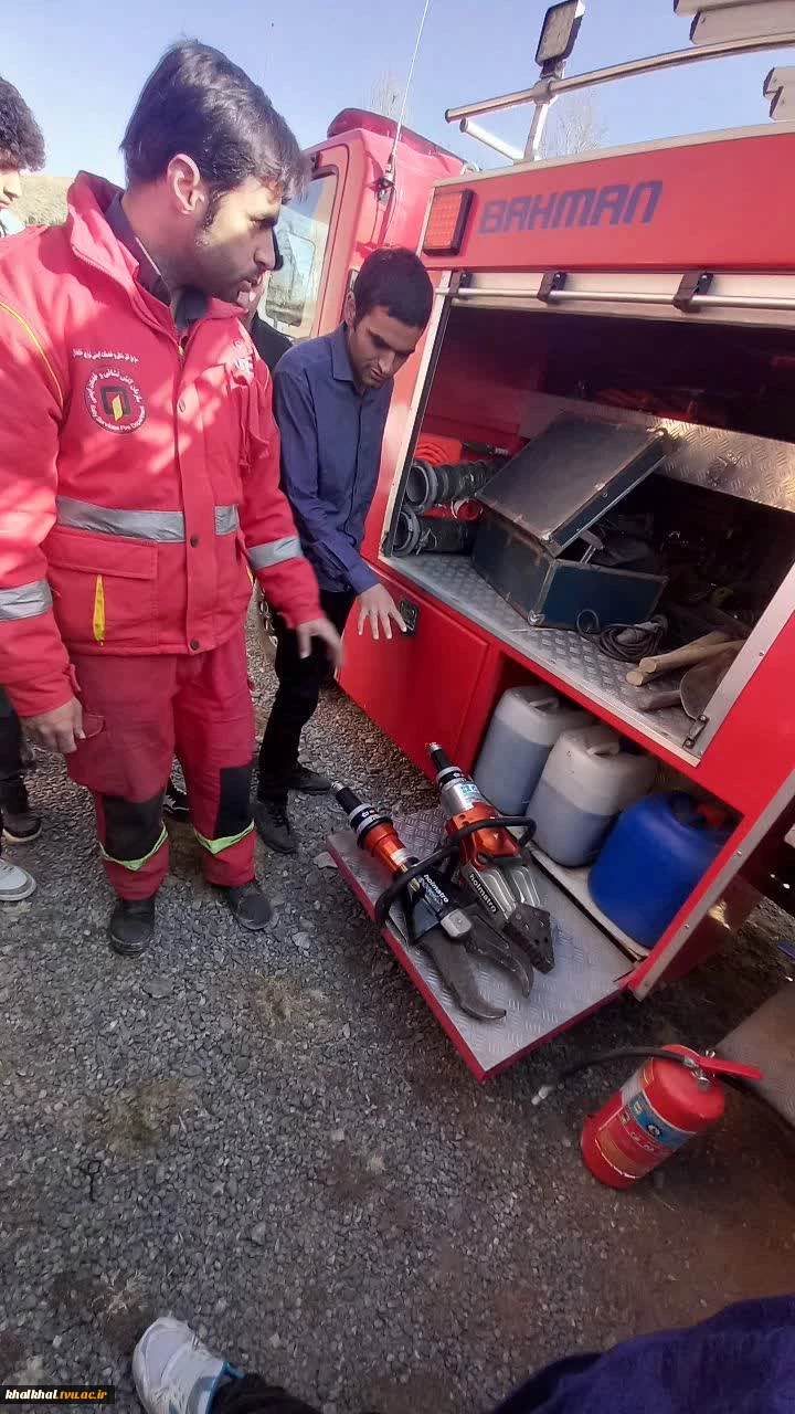 در اجرای بخشنامه HSE کلاس آموزشی اطفای حریق توسط کارکنان خدوم آتش نشانی شهرستان خلخال به دانشجویان وکارکنان در آموزشکده پسران خلخال در هفته پدافند غیر عامل برگزار گردید.   3