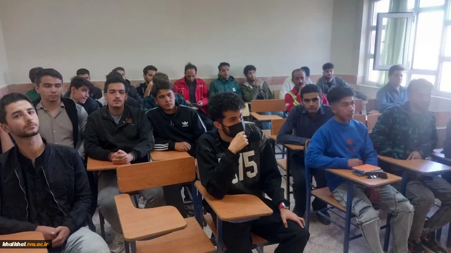 در اجرای بخشنامه HSE کلاس آموزشی اطفای حریق توسط کارکنان خدوم آتش نشانی شهرستان خلخال به دانشجویان وکارکنان در آموزشکده پسران خلخال در هفته پدافند غیر عامل برگزار گردید.   4