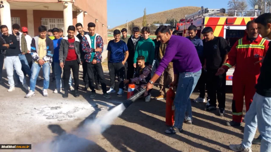 در اجرای بخشنامه HSE کلاس آموزشی اطفای حریق توسط کارکنان خدوم آتش نشانی شهرستان خلخال به دانشجویان وکارکنان در آموزشکده پسران خلخال در هفته پدافند غیر عامل برگزار گردید.   7
