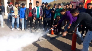 در اجرای بخشنامه HSE کلاس آموزشی اطفای حریق توسط کارکنان خدوم آتش نشانی شهرستان خلخال به دانشجویان وکارکنان در آموزشکده پسران خلخال در هفته پدافند غیر عامل برگزار گردید.   5