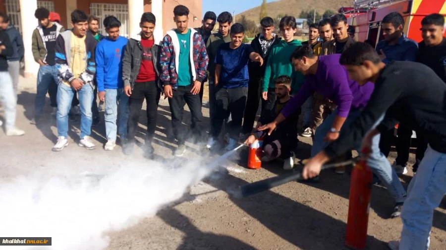 در اجرای بخشنامه HSE کلاس آموزشی اطفای حریق توسط کارکنان خدوم آتش نشانی شهرستان خلخال به دانشجویان وکارکنان در آموزشکده پسران خلخال در هفته پدافند غیر عامل برگزار گردید.   5