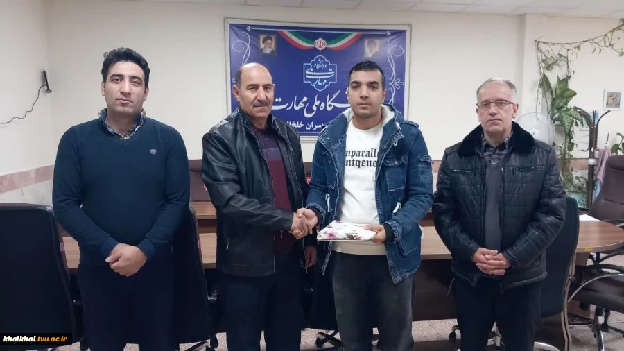 تجلیل از دانشجوی بسیجی آموزشکده پسران خلخال  آقای محمدرضا سوسهابی به پاس حضور و کسب مقام اول لیگ مسابقات ps بین دانشجویان دانشگاههای خلخال 

 آذر ماه ۱۴۰۴ 

روابط عمومی آموزشکده پسران خلخال 4